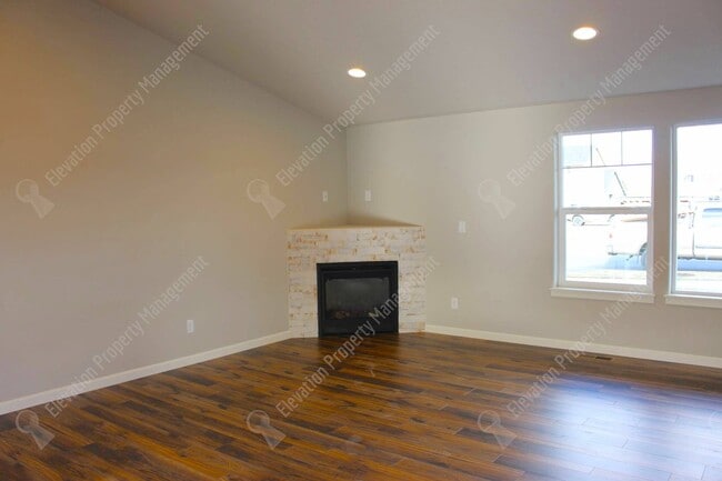 Foto del edificio - Newer single-level 3 BR home in NW Redmond with fenced backyard and RV parking