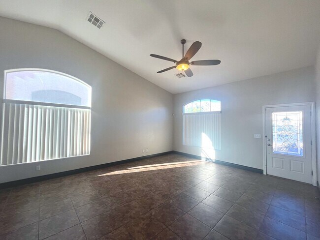 Foto del edificio - single story, 4 bed, 2 bath, 3 car garage with no HOA