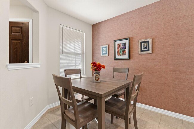 Foto del edificio - 825 Hidden Eddy Dr