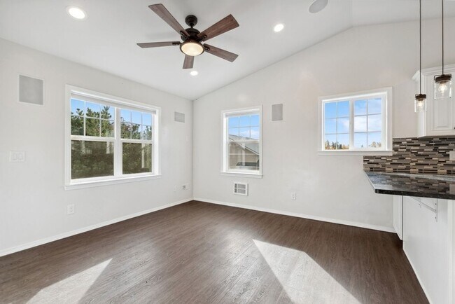 Building Photo - 2 bedroom, 1 bath apartment, close to down...