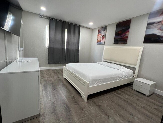 Foto del edificio - 1432 S Lakeside Dr