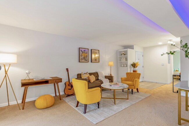 Foto del edificio - Bellevue Square Ground Floor 2 Bedroom Condo with a deck