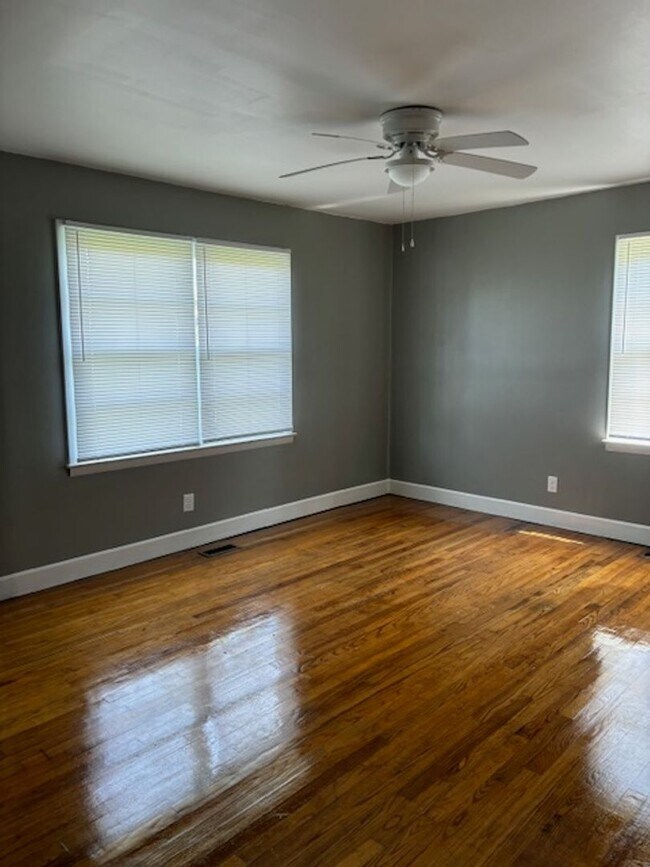Building Photo - 3-Bedroom 1.5-bath brick home