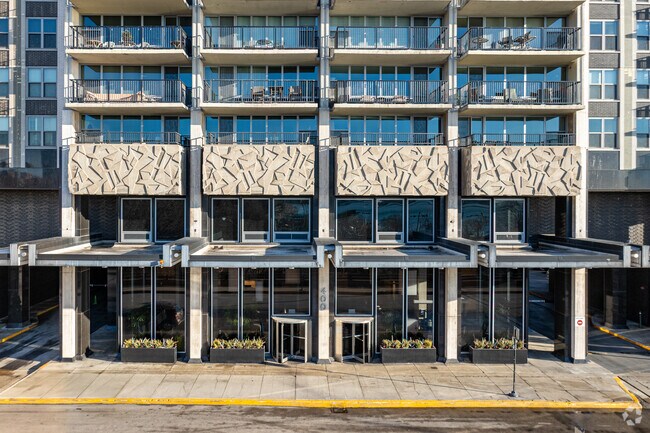 Entrada - 400 E Randolph St