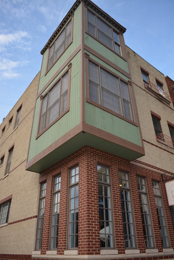 Front of Building - 2024 W Roscoe St