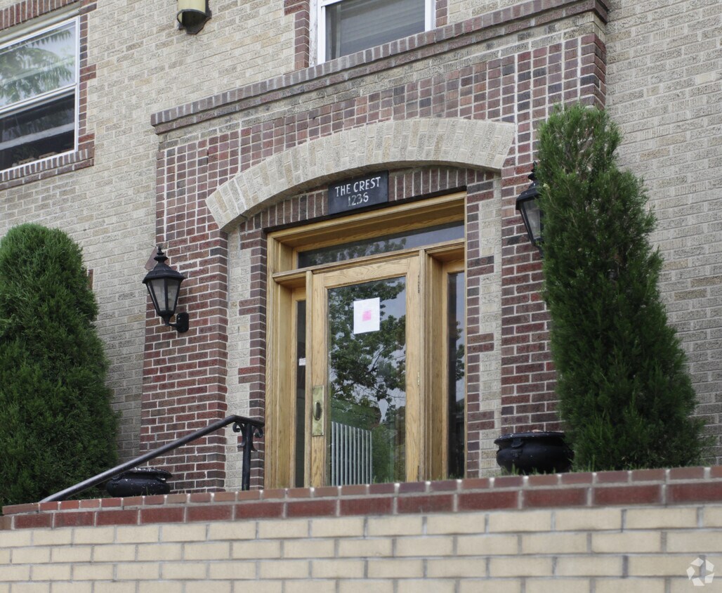 Building Photo - The Crest