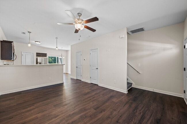 Foto del edificio - Charming 2-Bedroom, 2.5 Baths Townhouse in...
