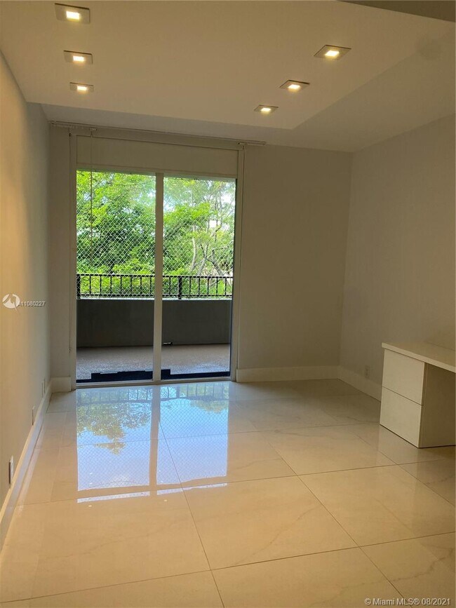 Foto del edificio - 181 Crandon Blvd