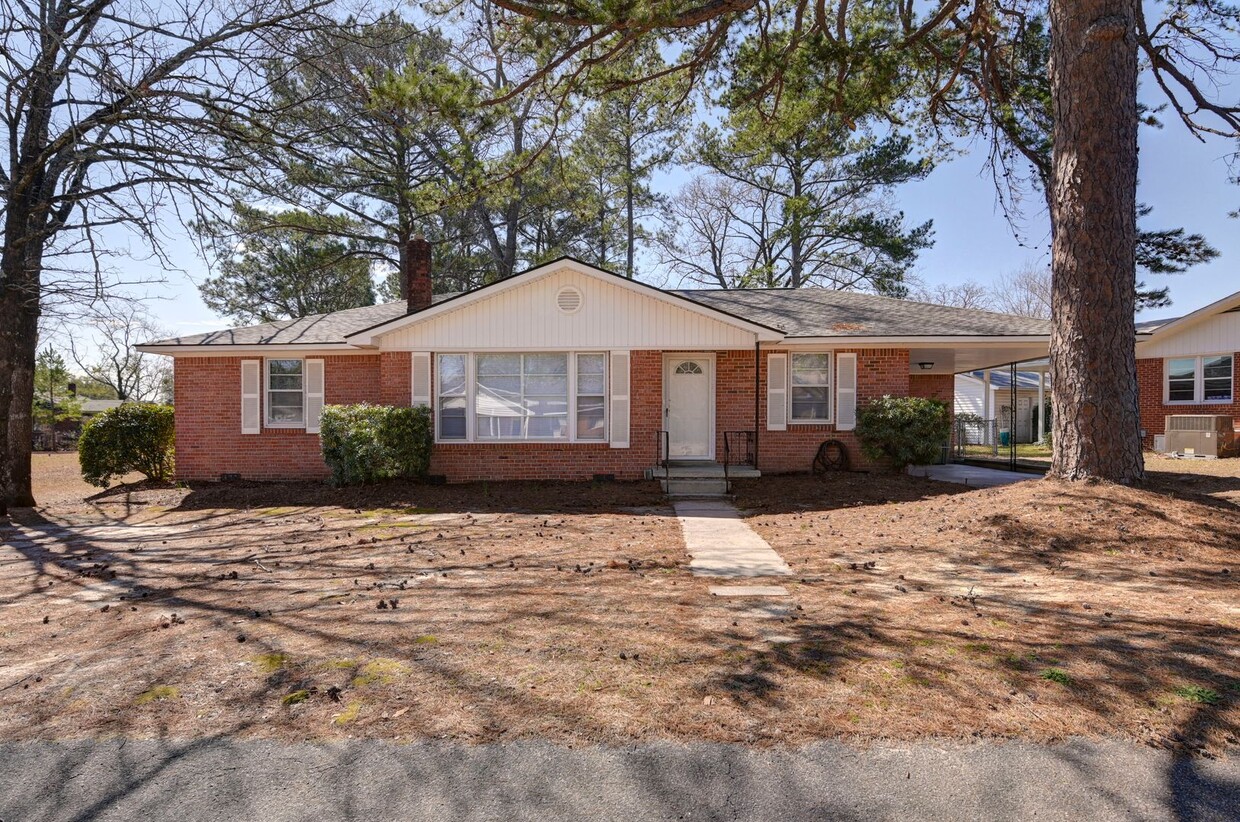 Foto principal - Charming 3-Bed home in Cayce with a spacio...