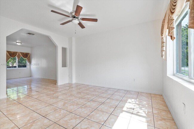 Foto del edificio - 8310 NW 2nd Ave