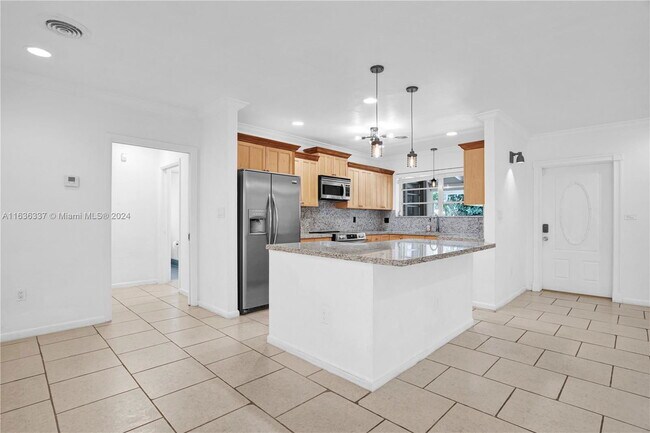 Building Photo - 9300 SW 71st Ave