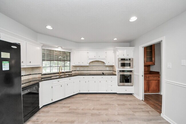 Foto del edificio - Freshly Remodeled Sugar Land Home with a Garden That Came Ready to Show Off