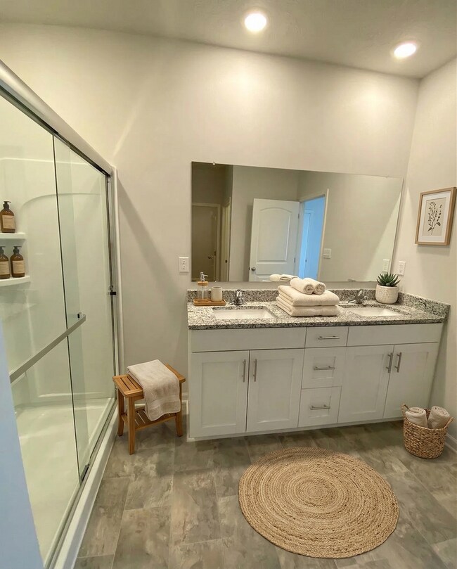 Foto del edificio - 4 bed 2 bath home built in 2023 in Somerville