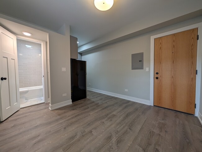 Building Photo - 503 W Belmont Ave