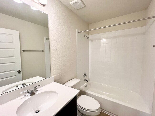 Foto del edificio - 3 bedroom, 2.5 bath home for lease