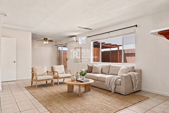 Foto del edificio - 3009 Canyon Crest Dr