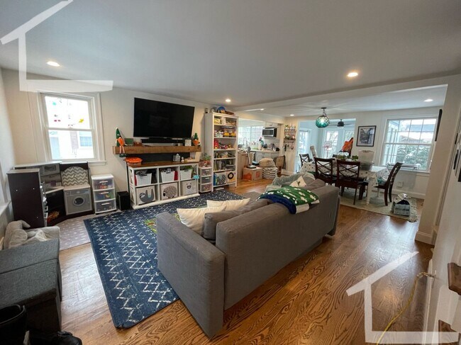 Foto del edificio - Charming 4 Bed, 2 1/2 bath in sought after...