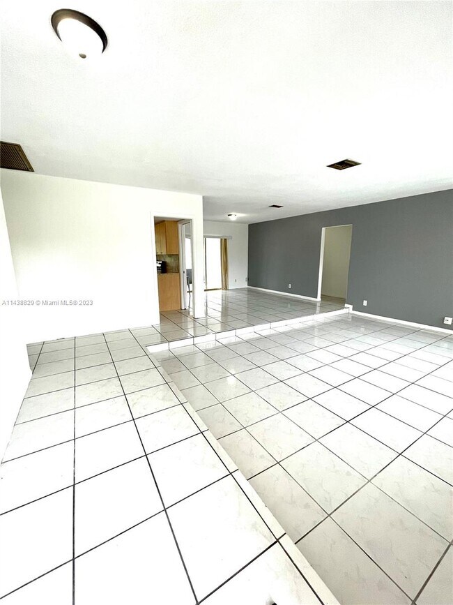 Building Photo - 5115 W Park Rd