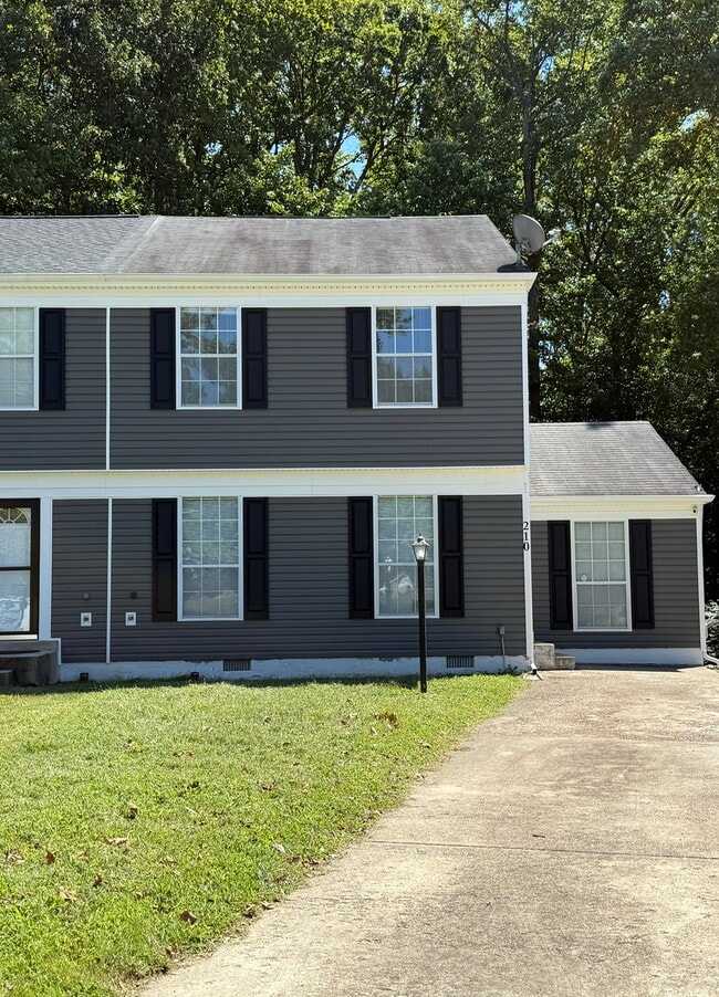 Building Photo - 210 Susan Dr