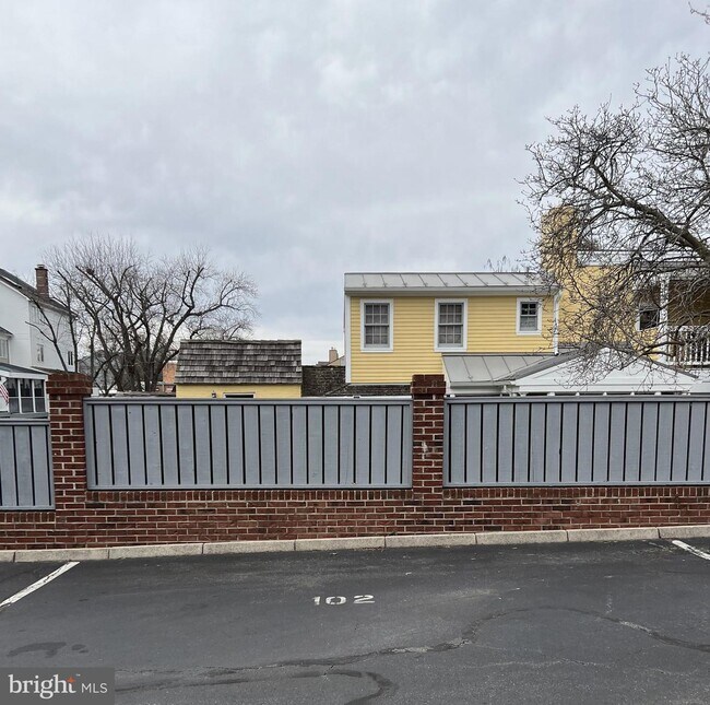 Building Photo - 102 Chesterfield Pl SW