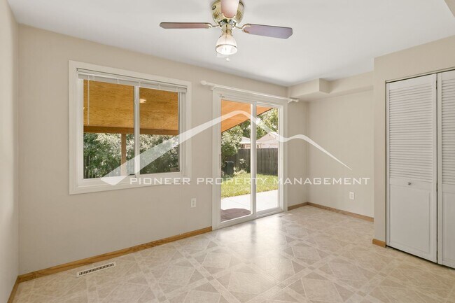 Building Photo - Lovely Home With a 1 Car Garage And Centra...