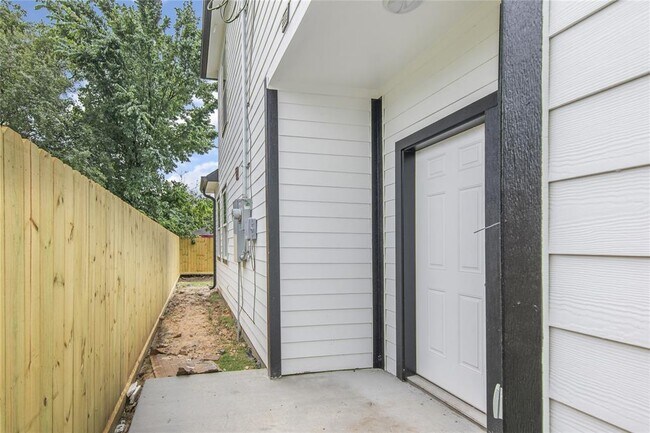 Building Photo - 2305 Sakowitz St