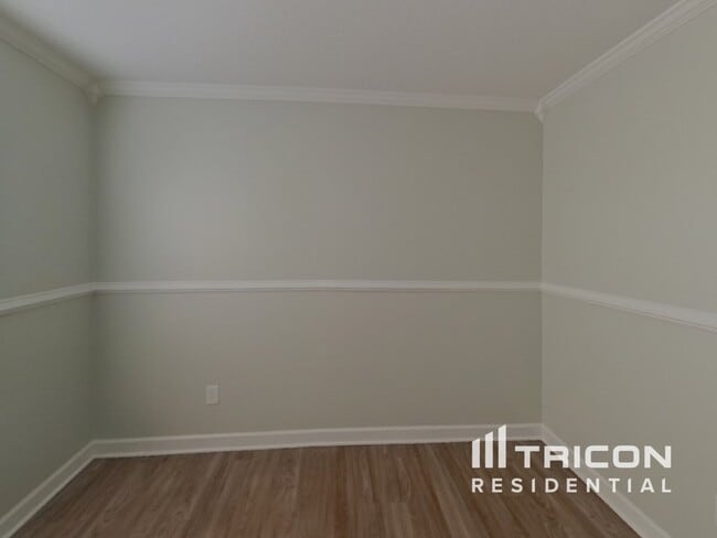 Building Photo - 807 Sinclair Dr