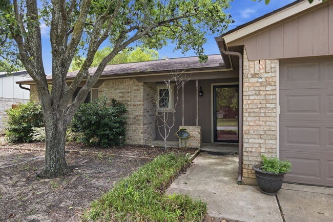 Building Photo - Charming 3 Bedroom Home near Schools and Rec Center