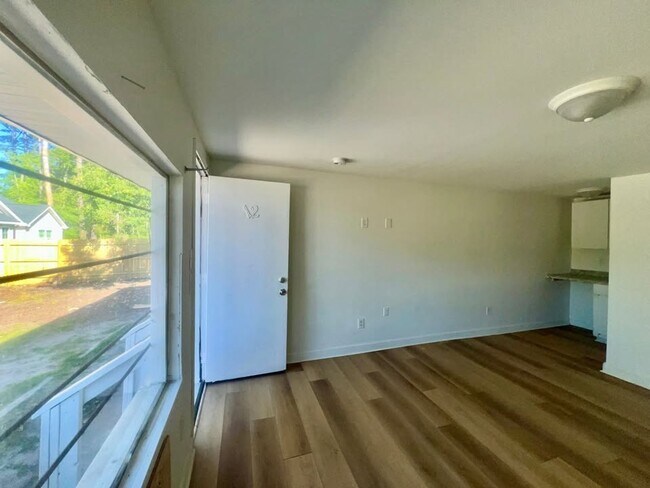 Foto del edificio - Affordable Studio Near Downtown Myrtle Beach – Some Utilities Included! – $1,100/Month