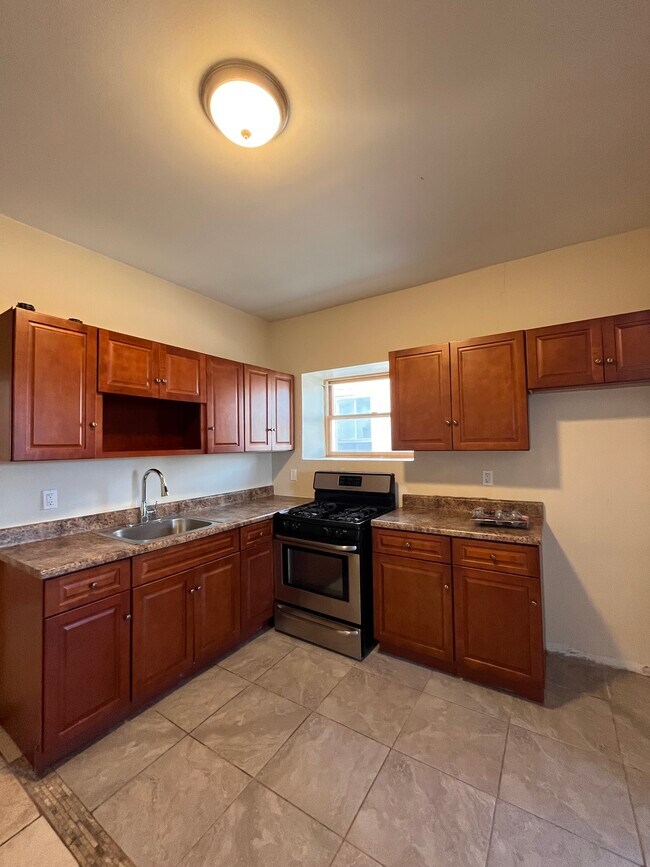 961 Grove St Unit 2L - 957 Grove St