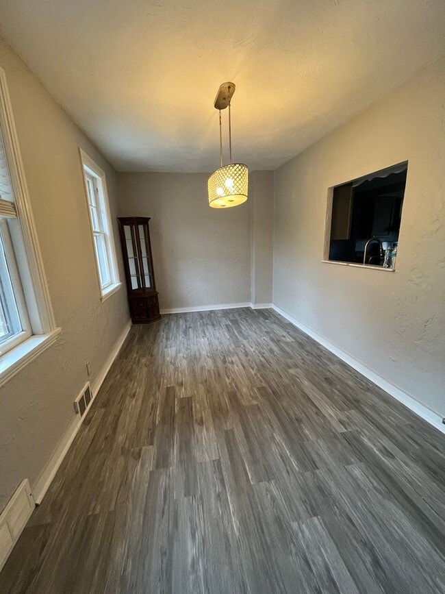 Foto del edificio - 5 bedroom available in the West Jefferson Hills School district!