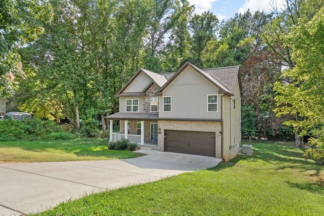 Building Photo - Pet Friendly Four Bedroom!
