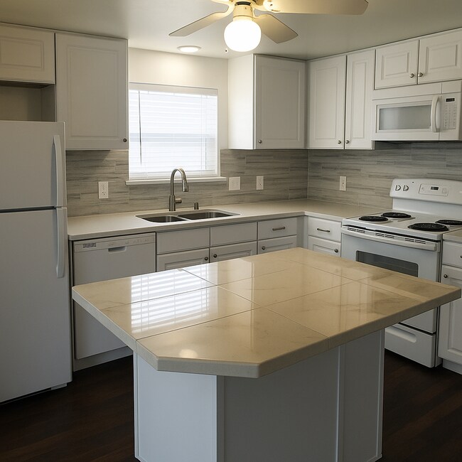 Building Photo - Spacious Backyard + Quiet Street | 3 Bed /...
