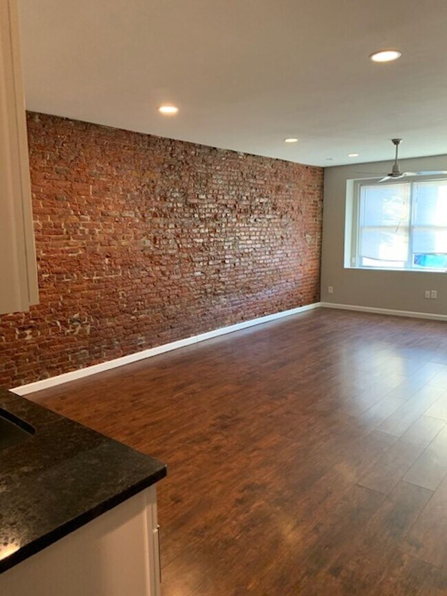 Foto del edificio - 2419 Frankford Ave