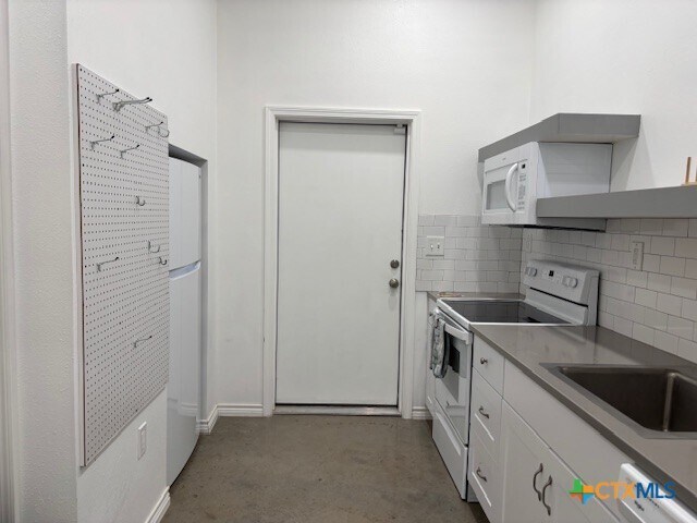 Foto del edificio - 17307 Old 81