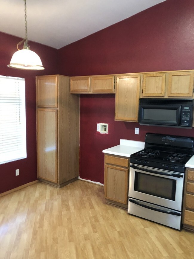 Building Photo - Riverbank 3 Bedroom 2 Bath with office