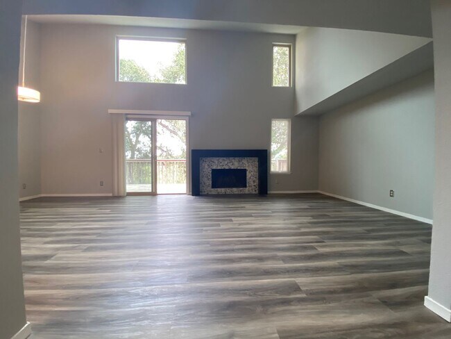 Foto del edificio - Updated Two Bedroom, Two Bath Condo