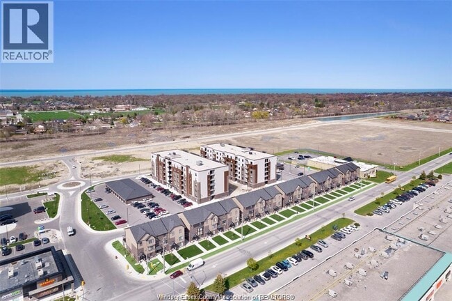 Building Photo - 725 Brownstone Dr