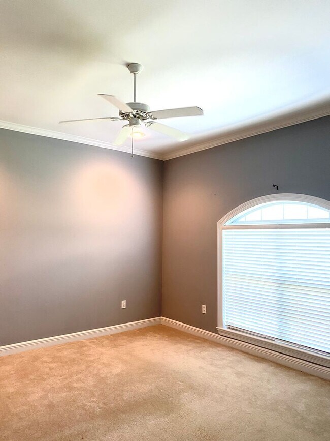 Foto del edificio - Large 3 bed/ 2.5 bath townhome for rent near the Reservoir!