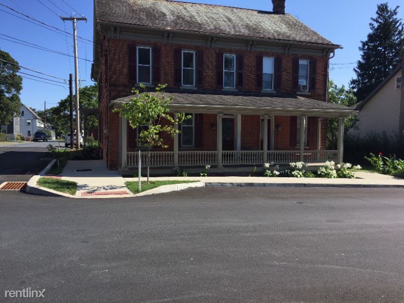 Foto principal - 4 br, 2 bath Townhome - 39 East High St.