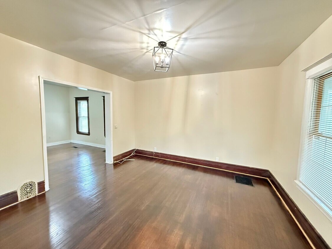 Foto principal - 4/2 Single Family Home | Hardwood Floors |...
