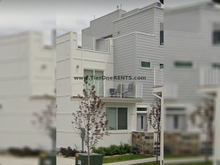 Primary Photo - Modern 3 bed/2.5 bath townhome with great ...
