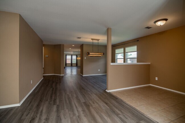 Building Photo - *Ready for Quick Move-in*
