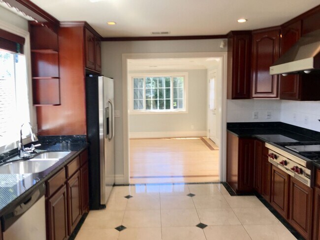 Foto del edificio - Spacious Bi-Level Top Floor 2BR + Sunroom/...