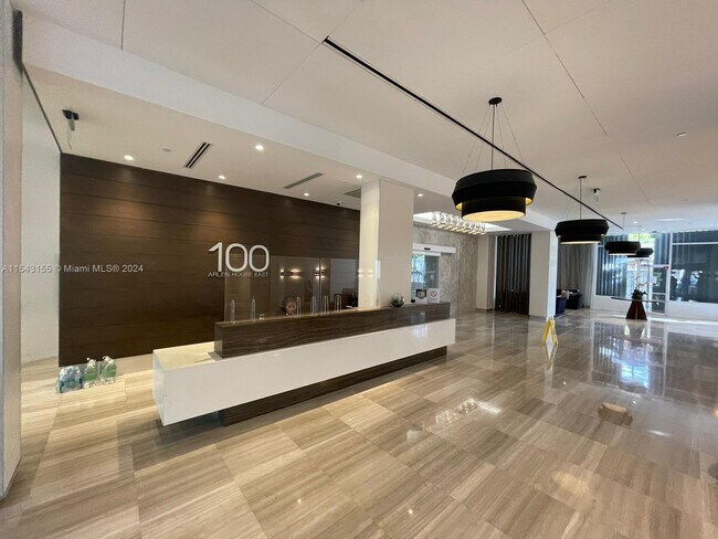 Foto del edificio - 100 Bayview Dr