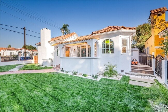 House - 3002 Farmdale Ave