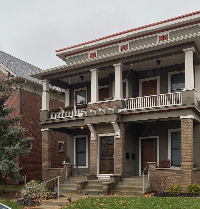Apartamento C es la parte superior izquierda de esta sección de la casa - 920 Broadway St