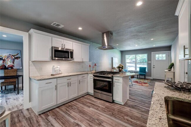 Foto del edificio - 2321 Lakehurst Dr