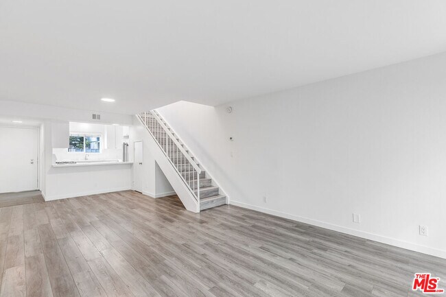 Building Photo - 5447 Zelzah Ave