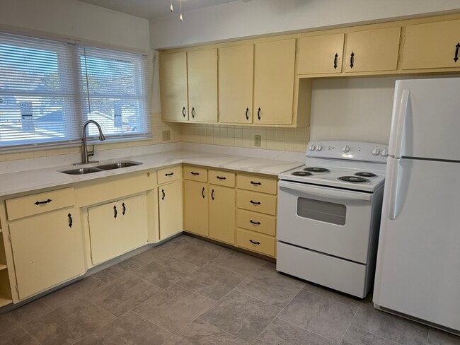 Building Photo - 4210 S 49th St